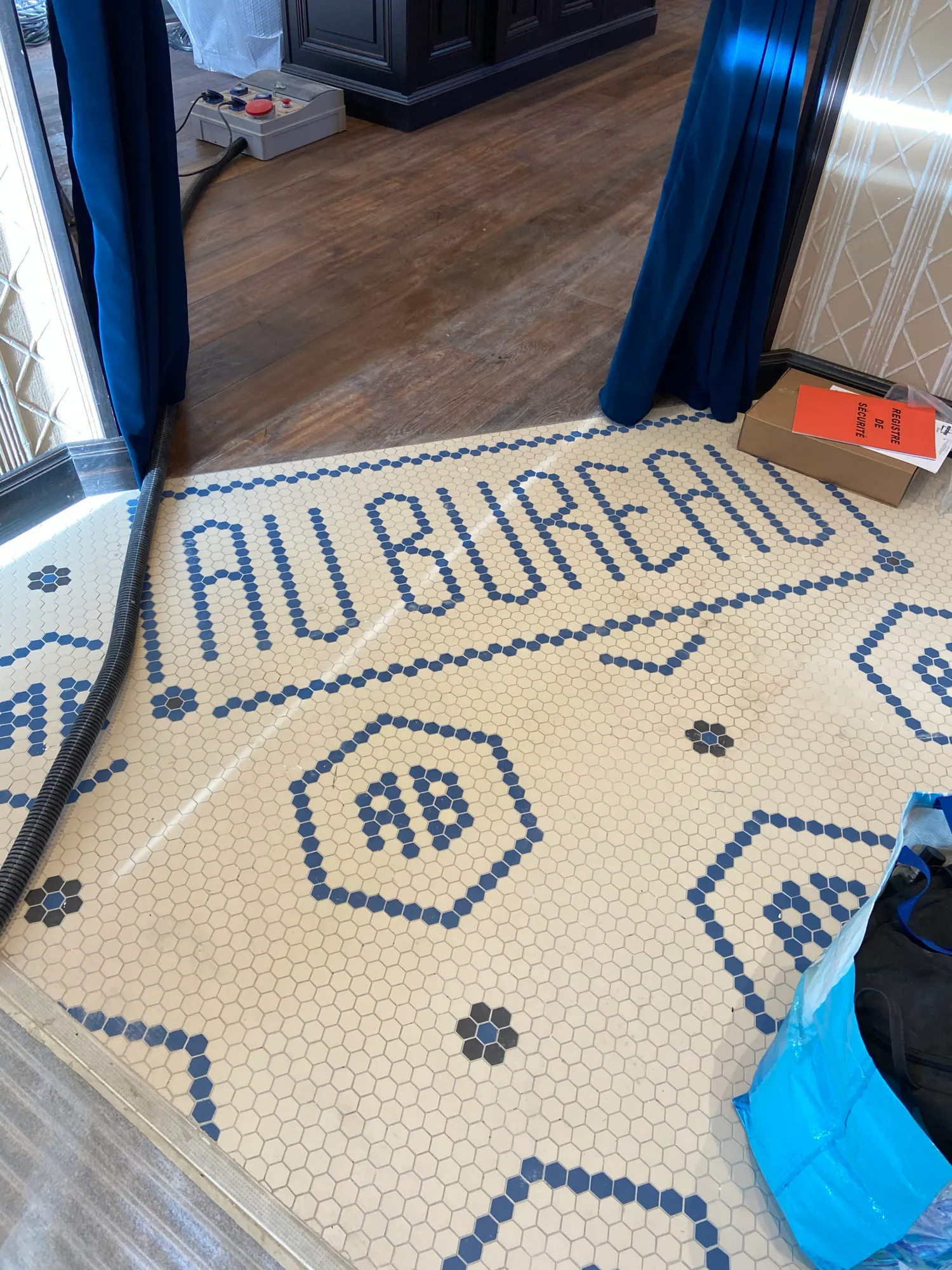 AU BUREAU, photo 10